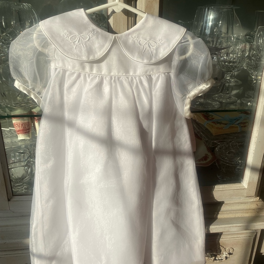 Precious little girl 2t white dress with bow embroidery.